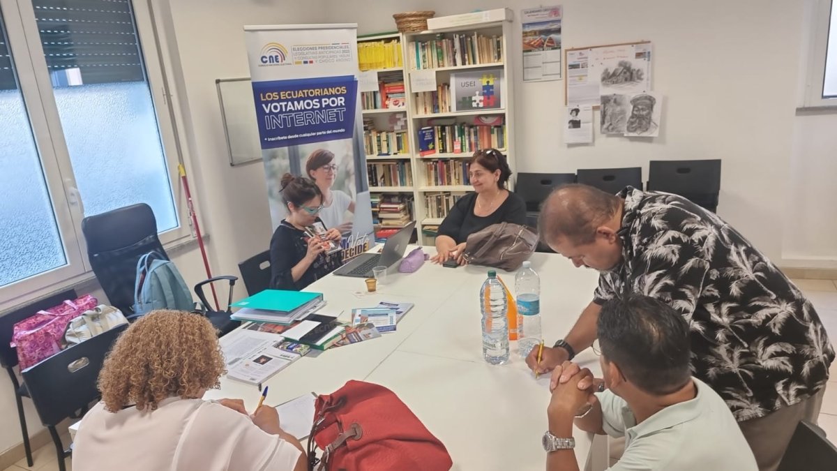 Ecuatorianos residentes en Génova se inscriben para sufragar en días previos a las elecciones del 20 de agosto.