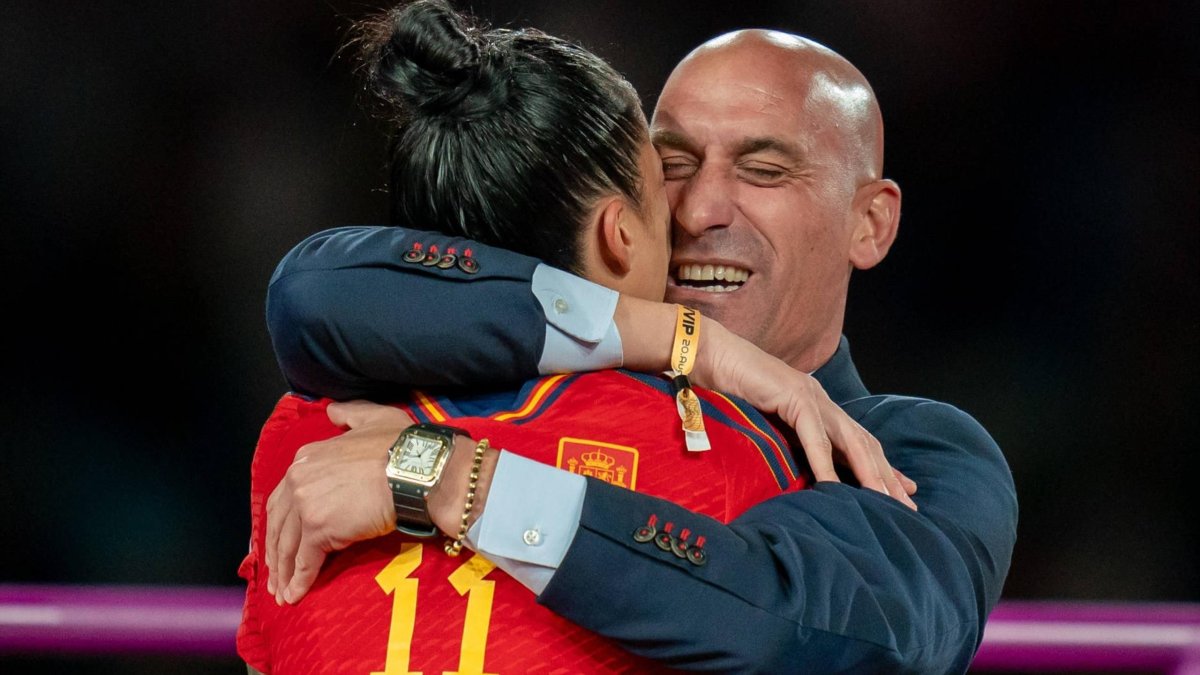 Rubiales, presidente de la RFEF, está 'en el ojo del huracán' tras besar a Jennifer Hermoso durante la premiación del Mundial Femenino.