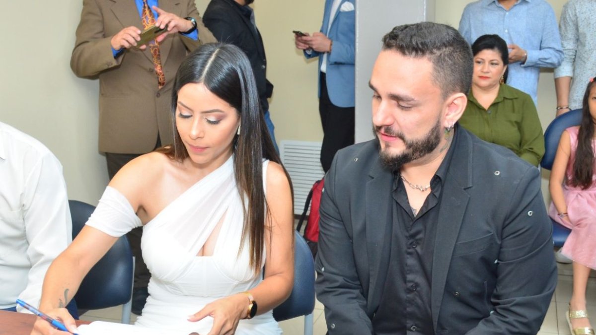 Vielka y Juan durante su boda.