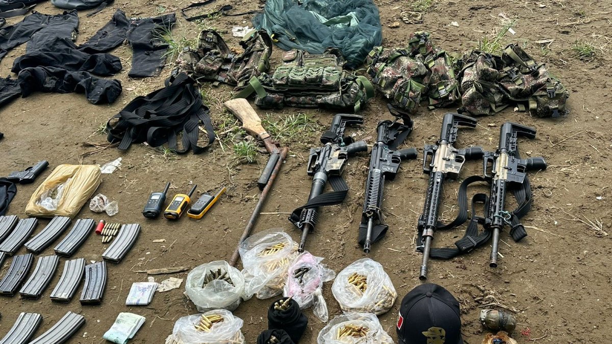 Evidencias. Los militares encontraron armas, municiones y explosivos.