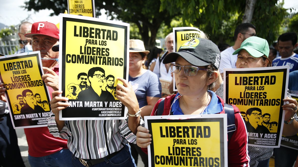 Ambientalistas y familiares de activistas detenidos participan en un plantón en una sede judicial, el 23 de agosto en San Salvador.