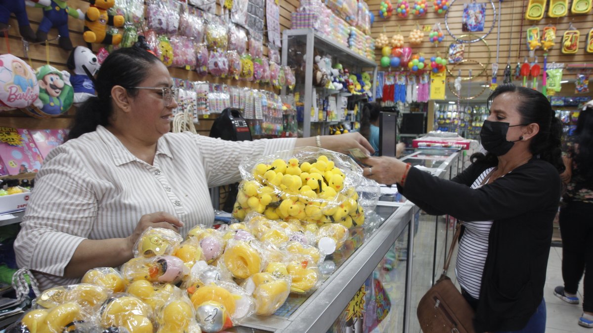 Importadora. María del Carmen Bohórquez, gerenta de la importadora J&D, atiende a una cliente.