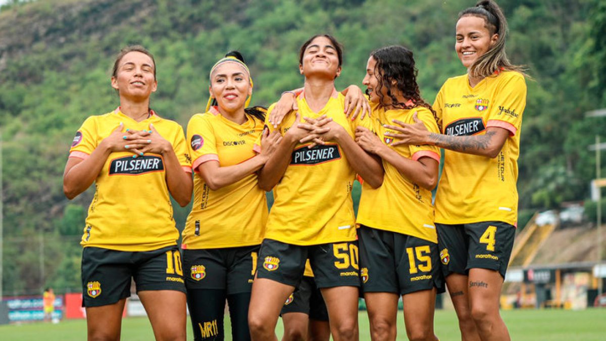 La ofensiva Maylin Arreaga (#15) marcó un doblete en el 2-0 que Barcelona le propinó a Deportivo Ibarra, por la penúltima jornada del cuadrangular semifinal.