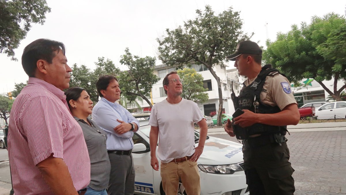 Residentes, dueños de negocios y policías buscan la seguridad de Urdesa.