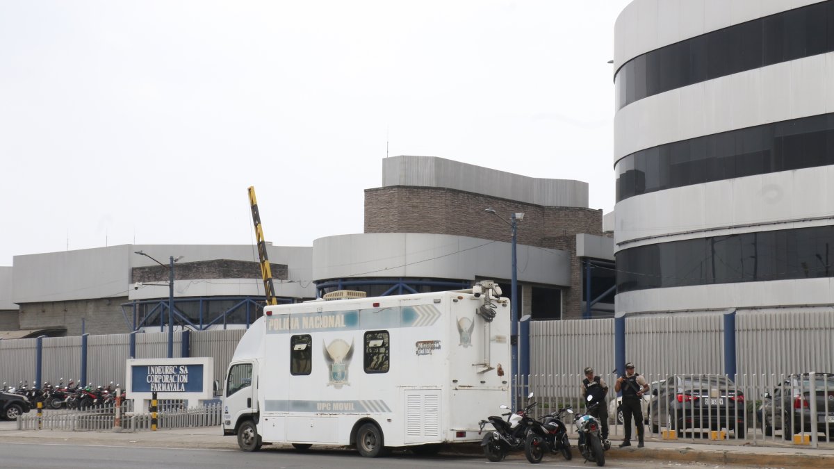 Atentado en Durán. Las oficinas de la farmacéutica Farmayala fueron atacadas a tiros ayer por delincuentes. La Policía custodió el sitio tras los hechos violentos.