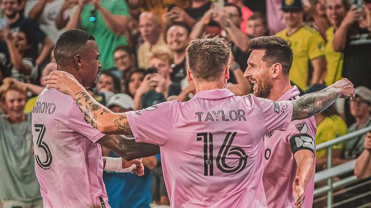 Dixon Arroyo (i) se ha convertido en socio de Lionel Messi (d) en el Inter Miami.