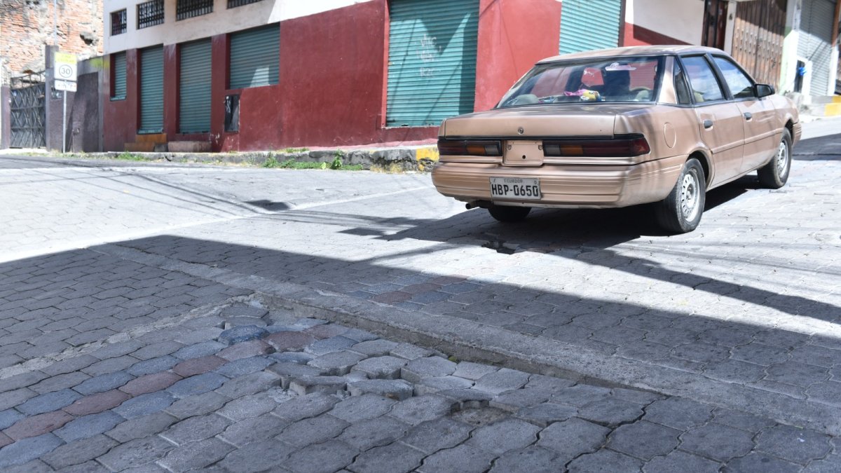 Daños. Los adoquines rotos han producido  baches que deben esquivar para evitar daños.