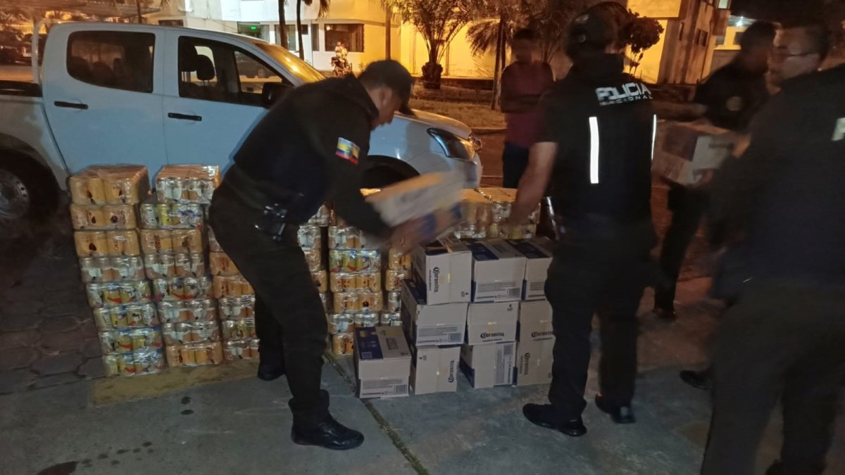 Decomiso. Miembros de la Policía durante la acción de control.