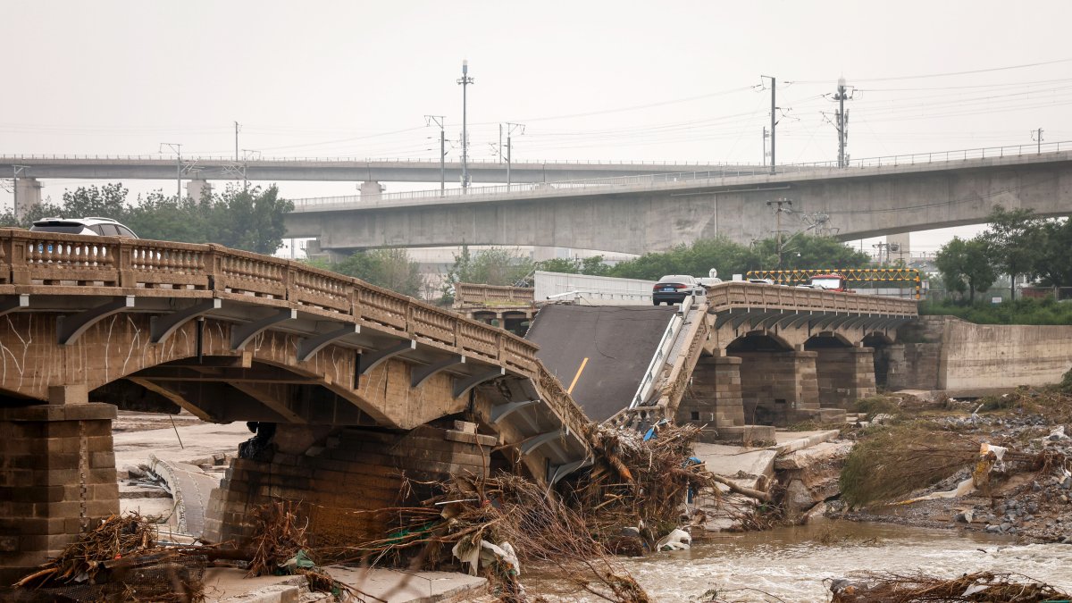 Vista de archivo de un puente dañado tras fuertes lluvias e inundaciones en el distrito de Fengtai, al oeste de Beijing, China, 03 de agosto de 2023.