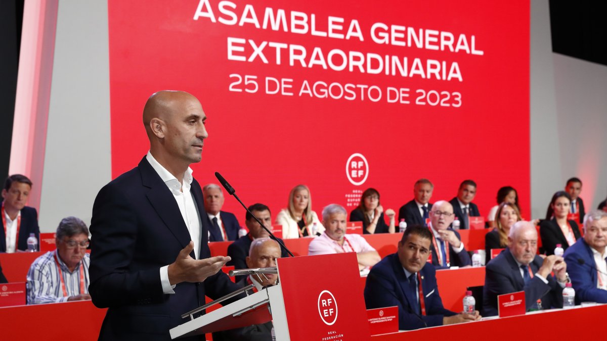 El presidente de la Real Federación Española de Fútbol, Luis Rubiales, durante su intervención en la Asamblea General.