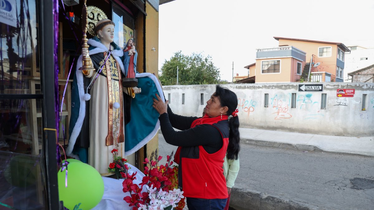 Una ciudadana arregla la imagen de San Jacinto.