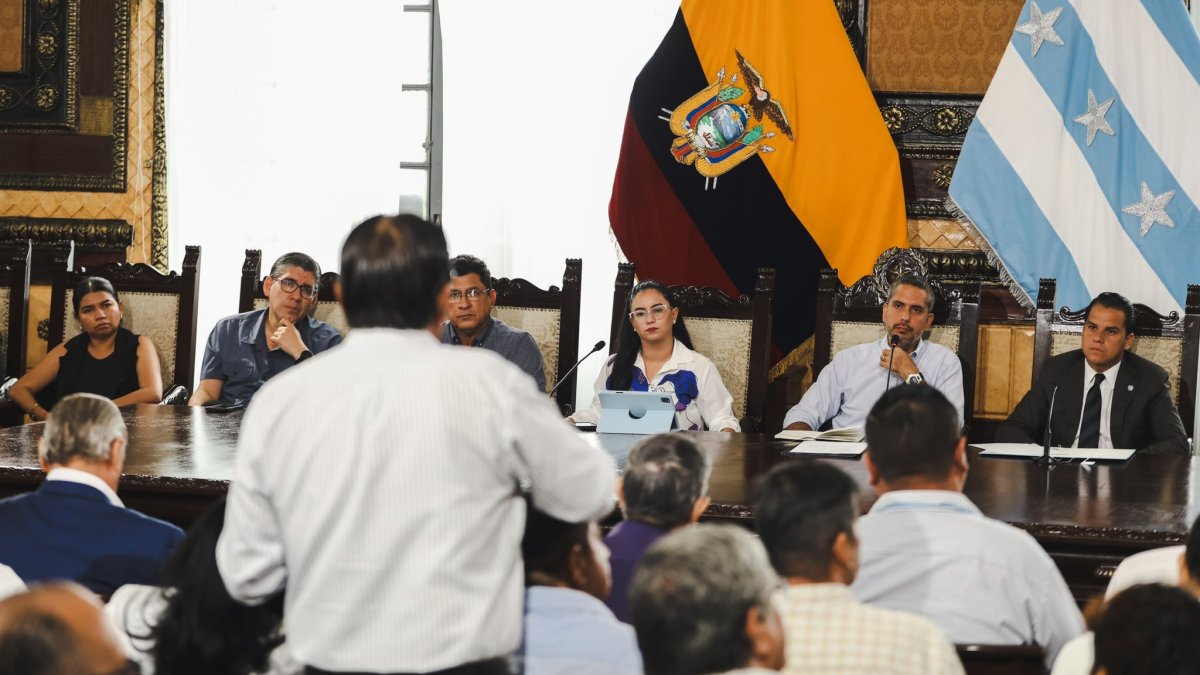 Cita. Cada jueves se reúnen los ediles en el Salón de la Ciudad.