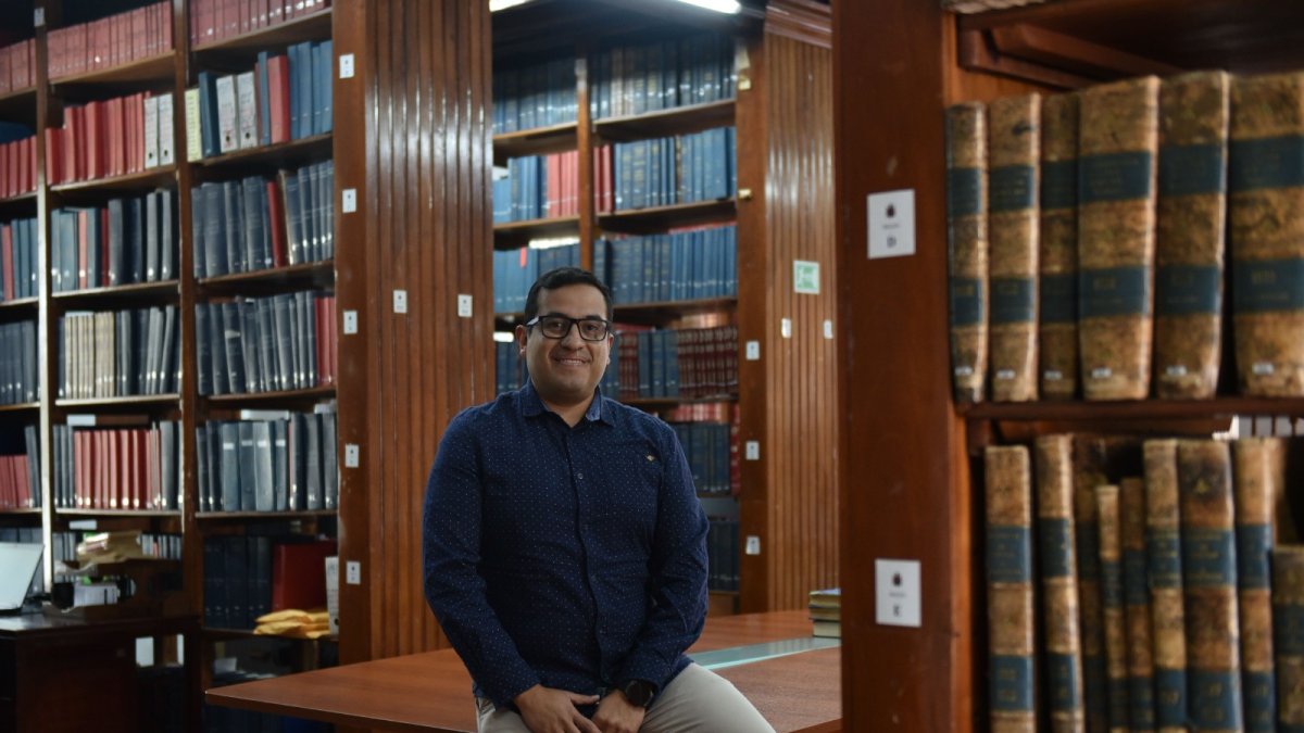 Es doctor en Historia de los Andes por la Facultad Latinoamericana de Ciencias Sociales (Flacso). Es el nuevo cronista de la Ciudad de Quito.