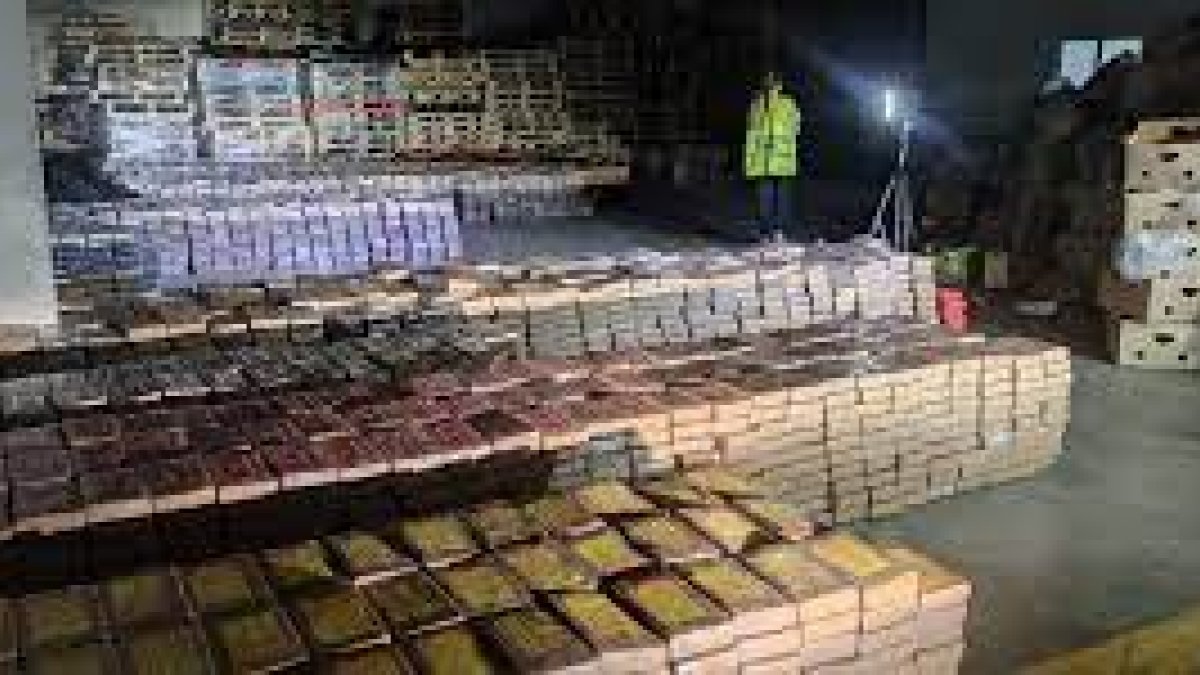 a Policía de España ha intervenido el mayor alijo de cocaína incautado en el país en el puerto de Algeciras, Cádiz.