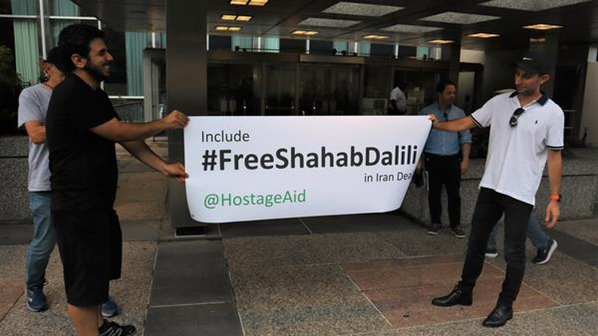 Hecho. Aparecen varias personas en apoyo de la protesta liderada por Darian Dalili, hijo de Shabab Dalili