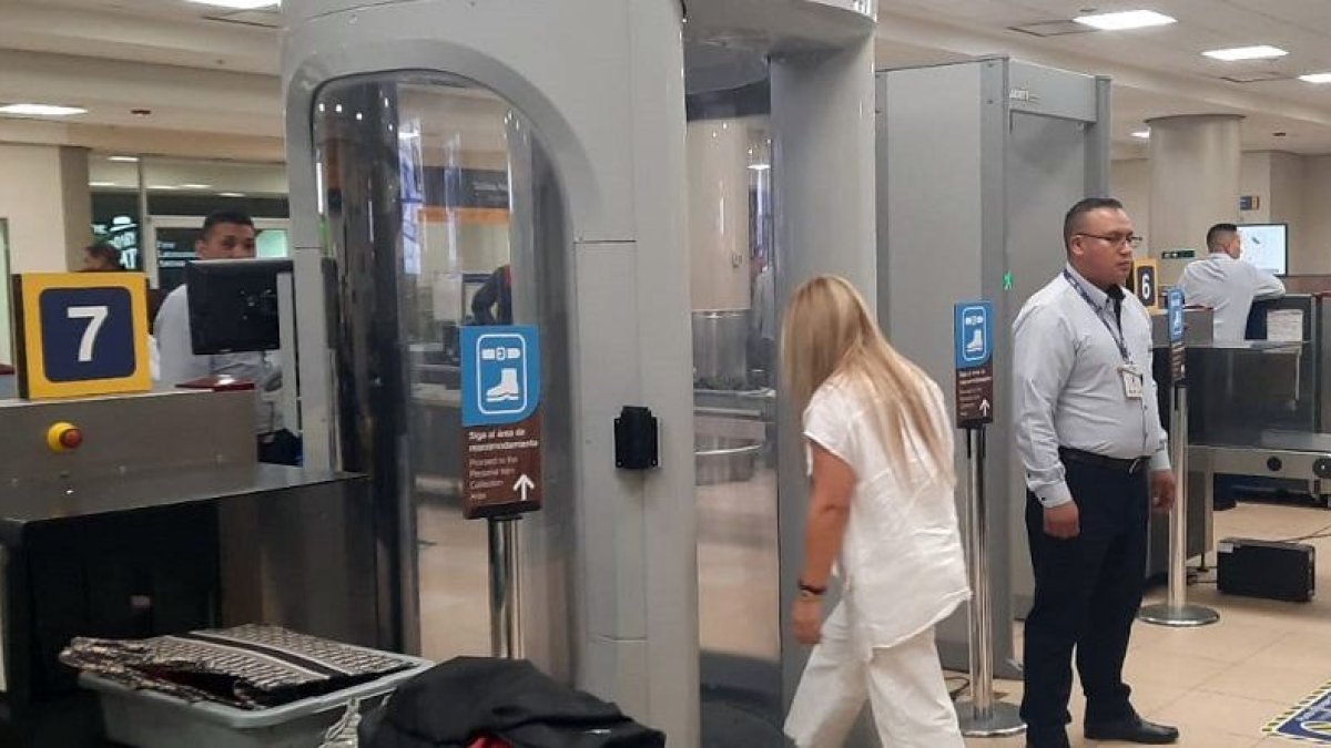 Viajes. El aparato permite hacer control en salidas internacionales.