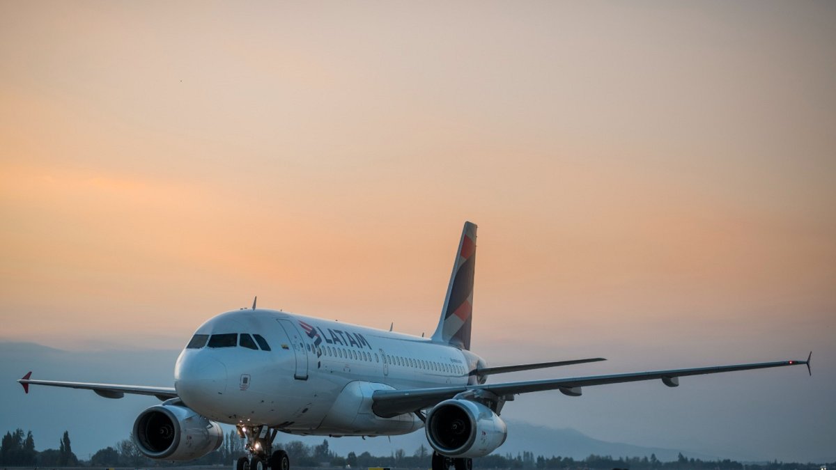 Aeropuerto.- Las aerolíneas buscan reducir la contaminación con el uso del combustible de los aviones.