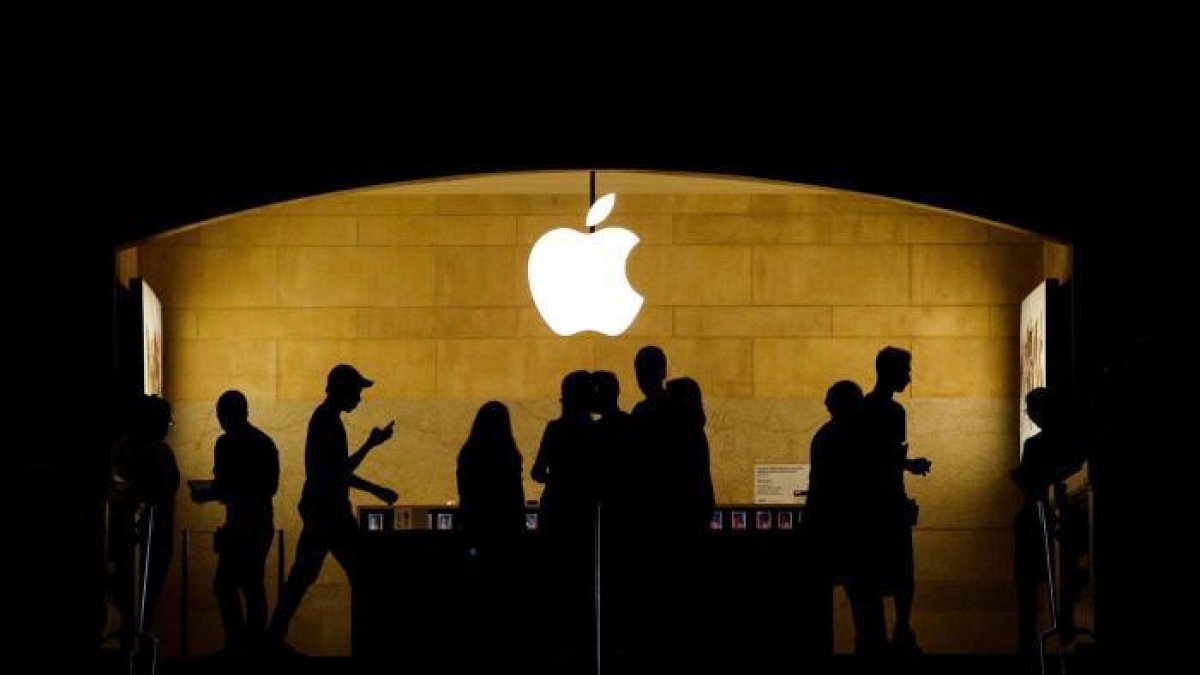 Referencial. Una imagen que muestra el logo de Apple y a clientes.