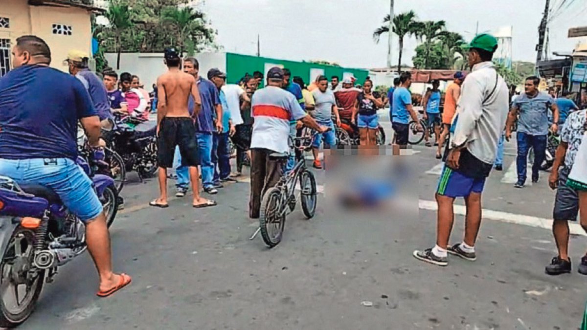 Decenas de curiosos llegaron al lugar donde ocurrió el tiroteo en Yaguachi.
