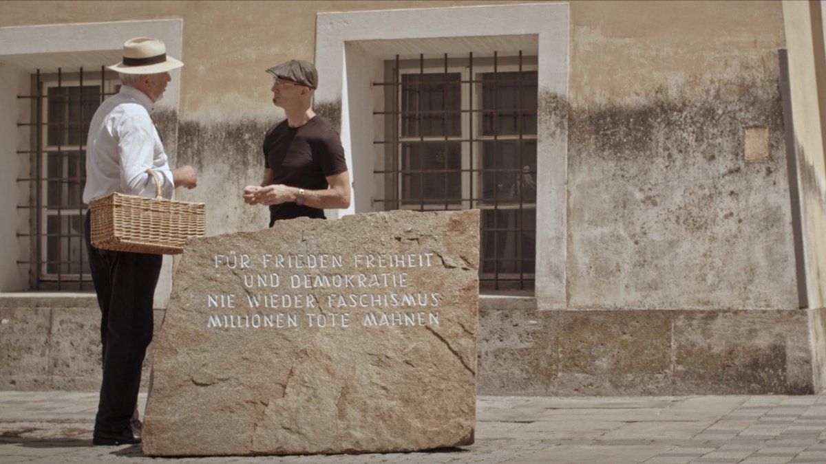 Paisaje. El director del documental, Günter Schwaiger (d) , y el historiador Florian Kotanko, delante de la casa de Hitler y junto a un monumento.