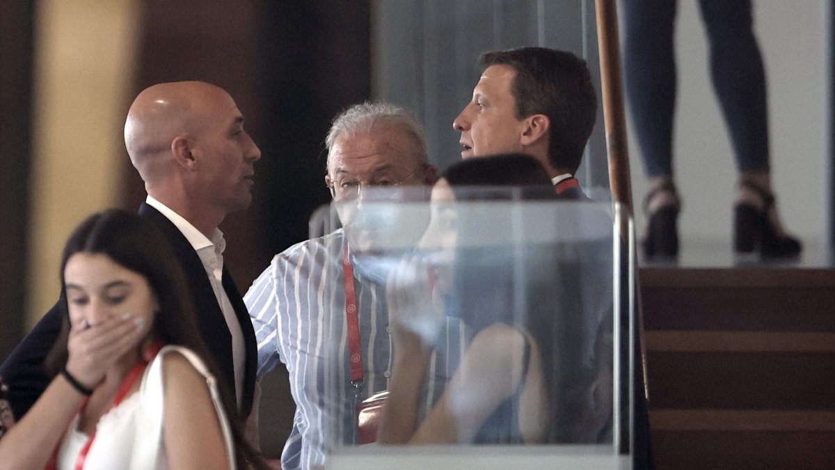 El presidente de la Real Federación Española de Fútbol, Luis Rubiales (i), a su salida de la Asamblea General de dicho organismo.