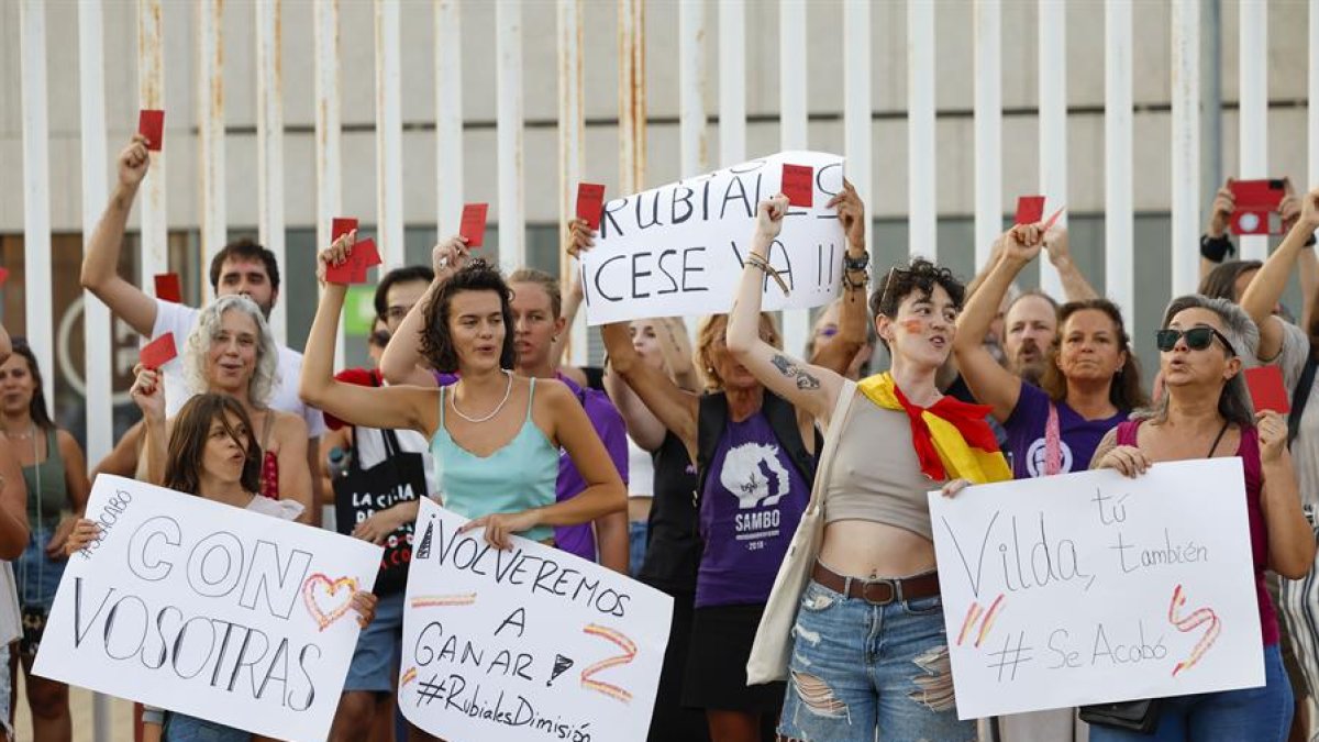 Concentración de apoyo a la futbolista Jennifer Hermoso y contra el presidente de la Real Federación Española de Fútbol, Luis Rubiales.