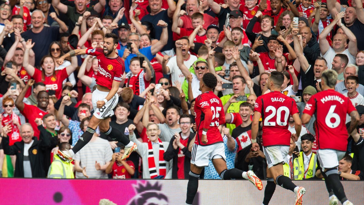 Bruno Fernandes (i) del Manchester United celebra tras anotar la ventaja de 3-2 durante el partido de fútbol de la Premier League inglesa.