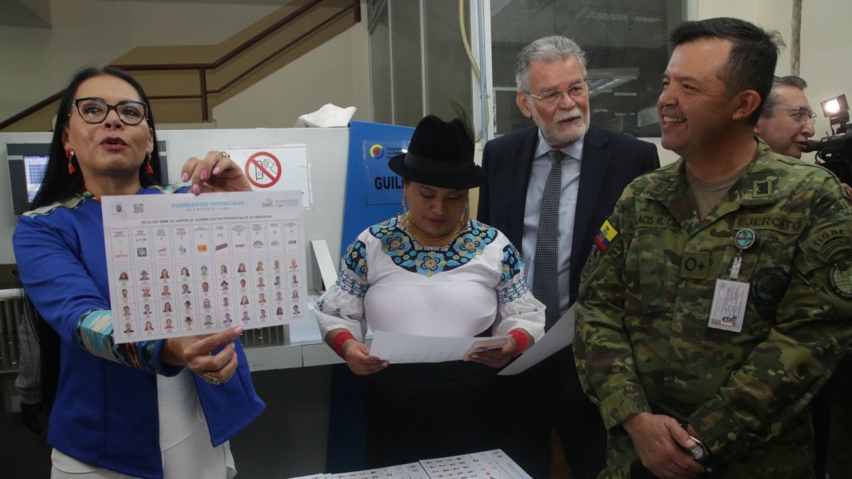 Los consejeros Diana Anamaint, Enrique Pita y Estela Acero revisan el avance de la impresión de las papeletas para el voto en Ecuador, mientras que para el exterior la votación fue telemática