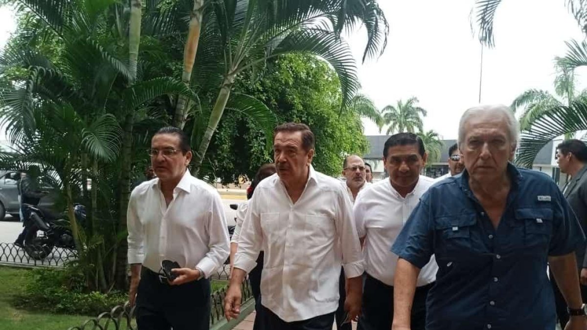 El exalcalde de Guayaquil, Jaime Nebot (c), acudió a la clínica donde está internado Falquez.