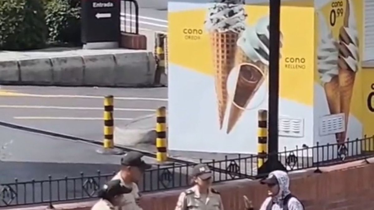 Centro. María Gabriela Arreaga y el joven fueron grabados en video.