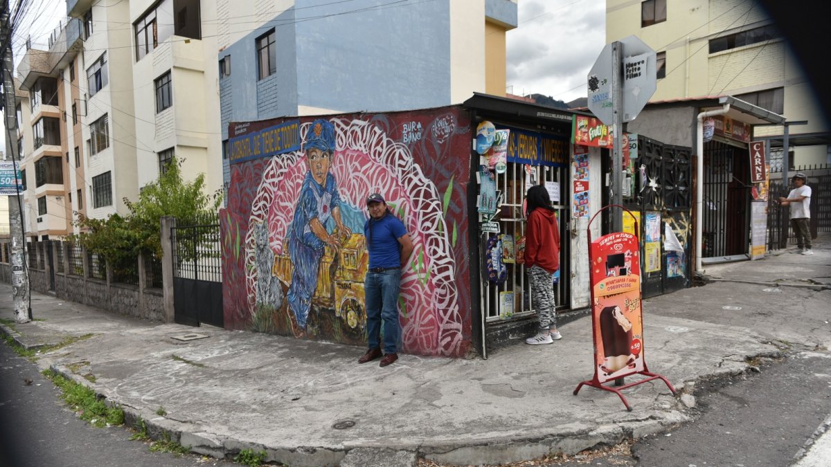 Quito. El artista Andico Burbano presenta el mural que pintó frente al Parque Inglés, en el norte de la capital, con la colaboración de la artista Carolina Iturralde, Con C de Caro.
