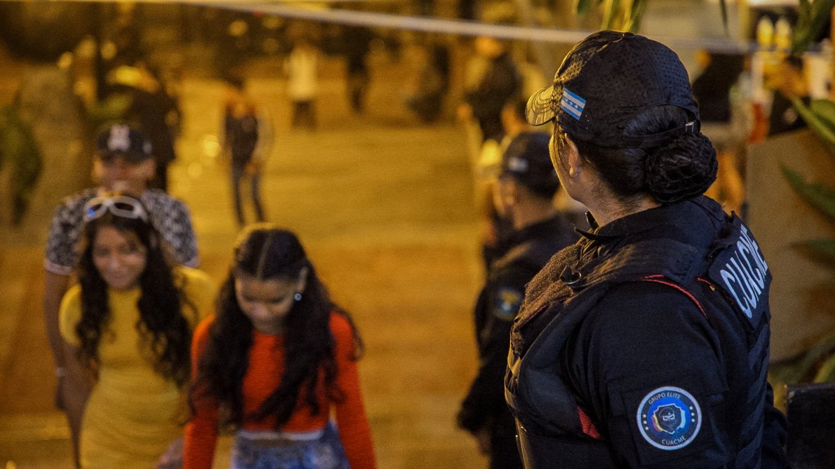 Policía Metropolitanos se apostaron en las escalinatas de Las Peñas para ofrecer seguridad a los visitantes.