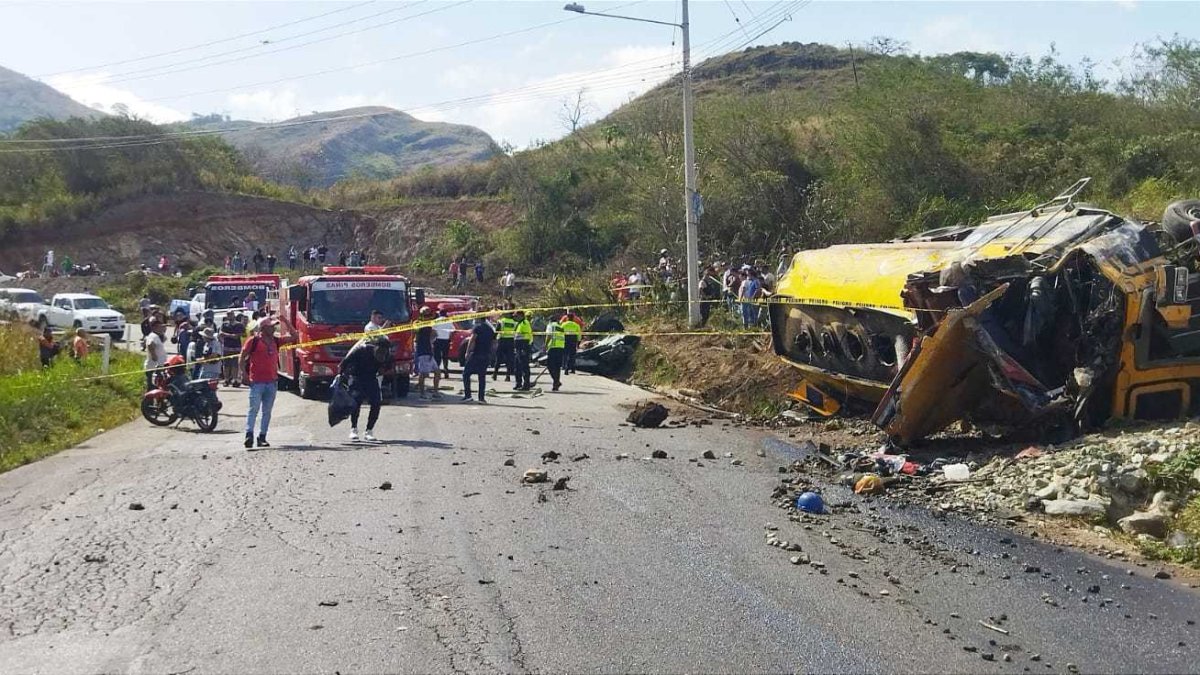 Accidente. El tanquero viajaba a Portovelo para entregar 20.000 galones de combustible cuando se volcó.