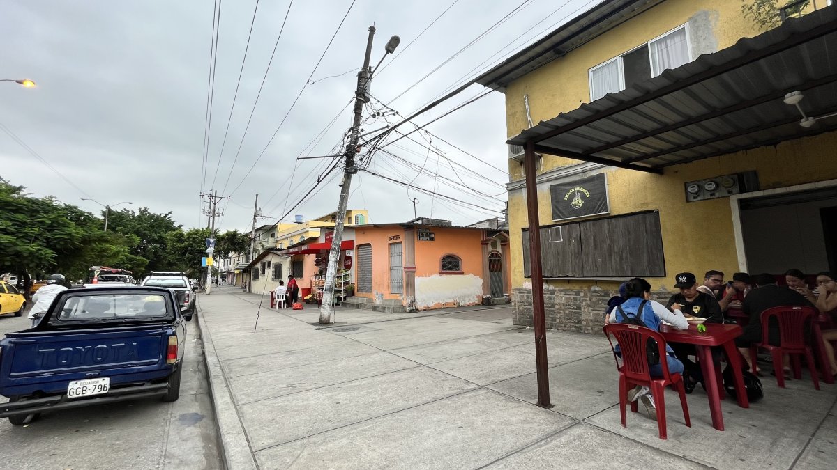 En Sauces V los postes están por caerse sobre las casas o por quienes transitan en este sector del norte de la ciudad.