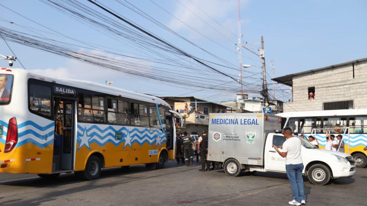 Medicina Legal se llevó el cadáver del hombre baleado en Mapasingue Oeste.