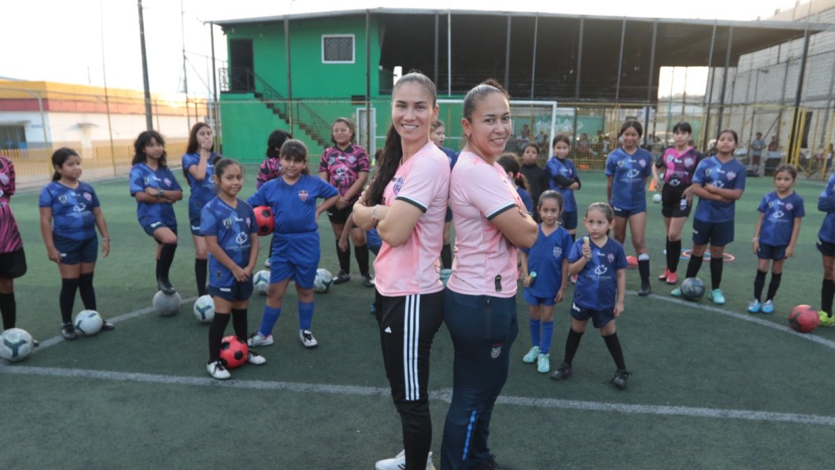 Ligia y su hermana Gissela tienen su escuela de fútbol Dragonas IDV Moreira solo para mujeres.