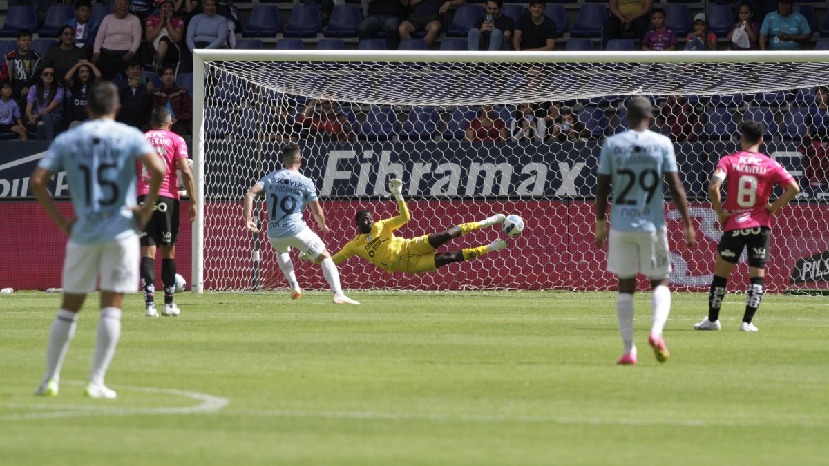 Federico Andrada derrota a Moisés Ramírez para el gol del triunfo de Universidad Católica.