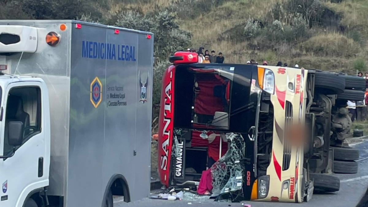 El accidente podría haber sido causado por la pérdida de pista y el volcamiento del bus.