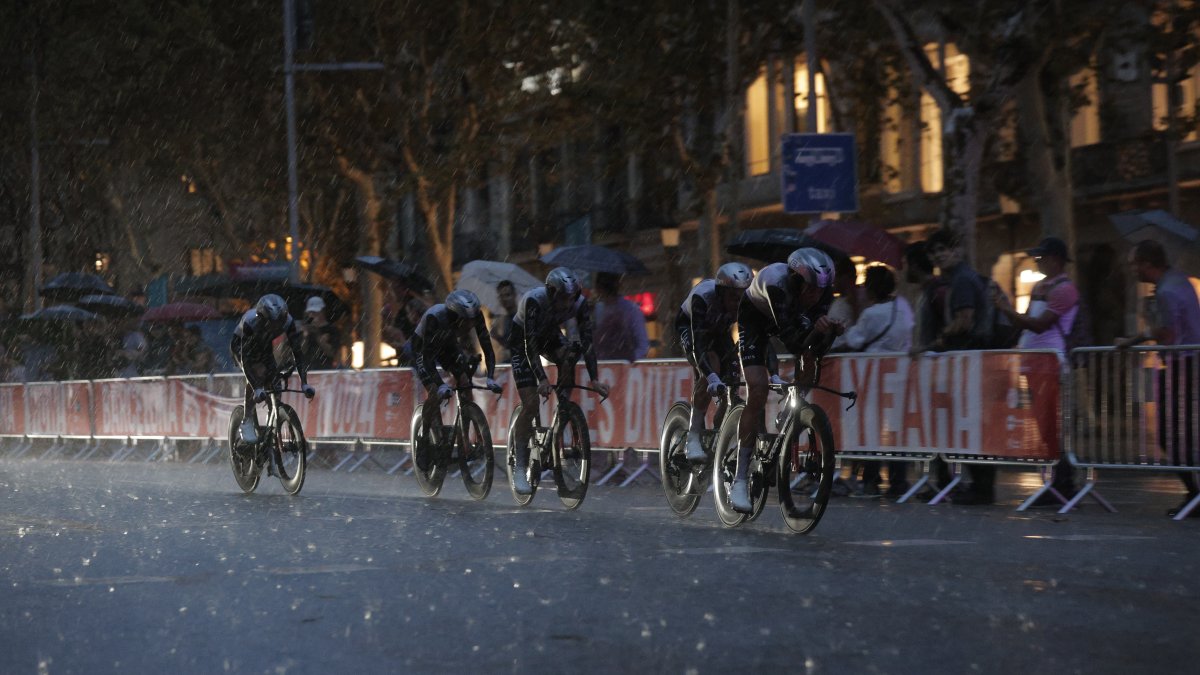 Los equipos no arriesgaron por la lluvia y poca luz durante el recorrido en Barcelona.