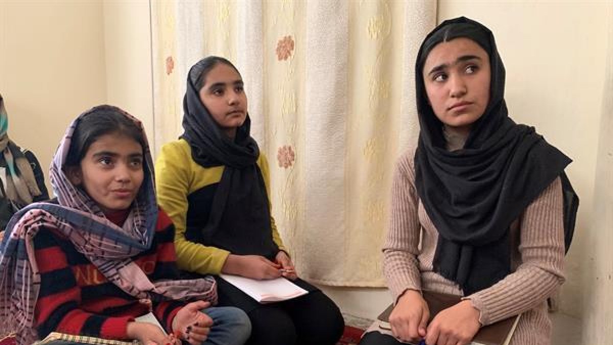 Encuentro. Niñas afganas acuden por educación al seminario islámico.