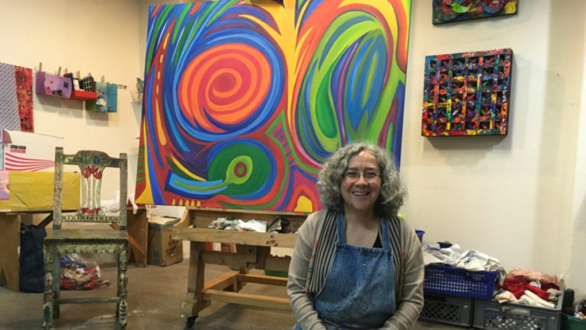 La artista María Pérez en su taller, en una imagen publicada por el portal unostres.com