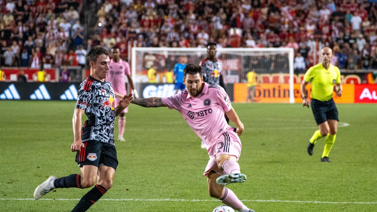 Lionel Messi del Inter de Miami controla el balón ante jugadores del New York RB hoy, durante un partido de la MLS entre New York RB y el Inter Miami en el estadio Red Bull Arena.