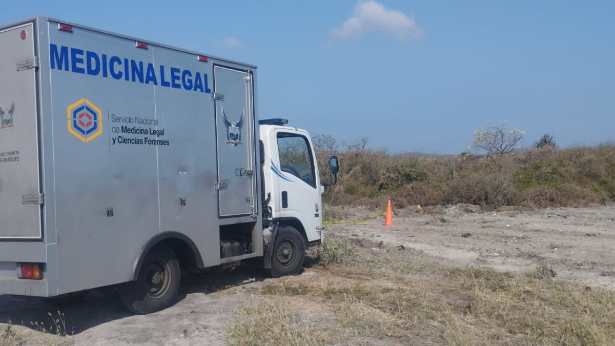 El carro de Medicina Legal realizó el levantamiento del  cadáver, la tarde del sábado 26 de agosto.