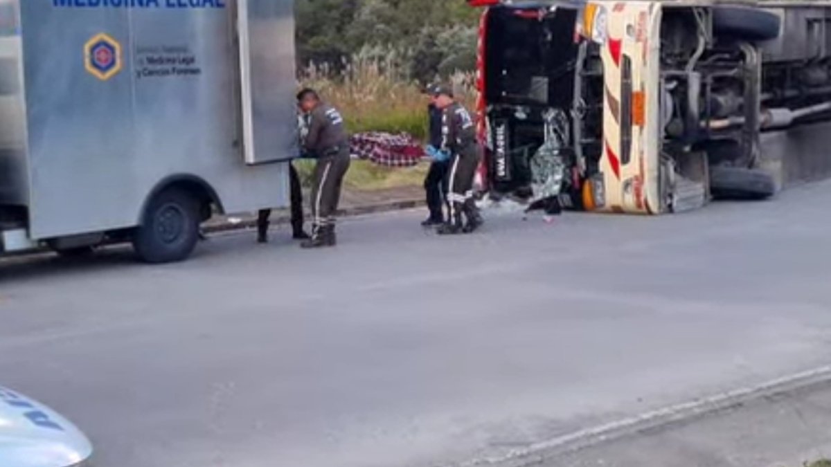 Suceso.- Momentos en que retiran los cuerpos de quienes fallecieron por el accidente de tránsito en Colta.