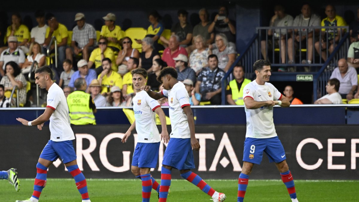 El delantero del Barcelona Robert Lewandowski (d) celebra tras marcar el cuarto gol ante el Villareal, durante el partido de LaLiga.