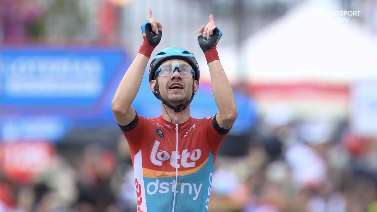 Kron pasó el solitario la meta, con un tiempo de 4 horas, 22 minutos y 44 segundos.