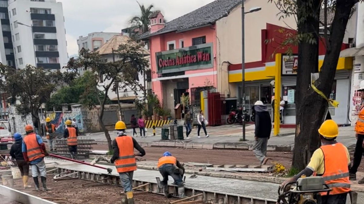 Via. Los obreros municipales realizan la colocación de hormigón.
