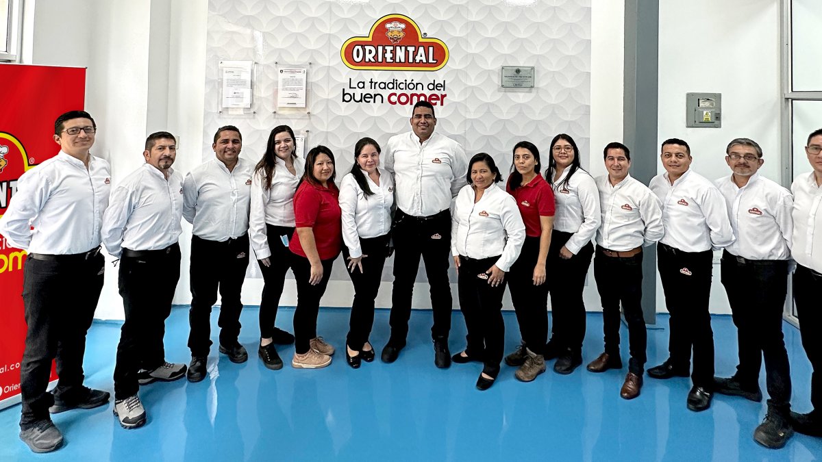 Empresa.- Parte de los colaboradores de la industria Oriental.