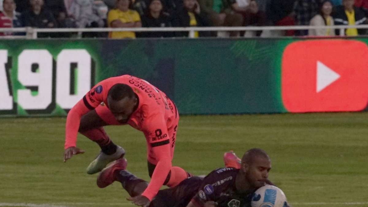 Leonai Souza (i), volante brasileño de Barcelona, tuvo la ardua tarea de contener la volante central. Souza jugó los 90 minutos en el Bellavista de Ambato.