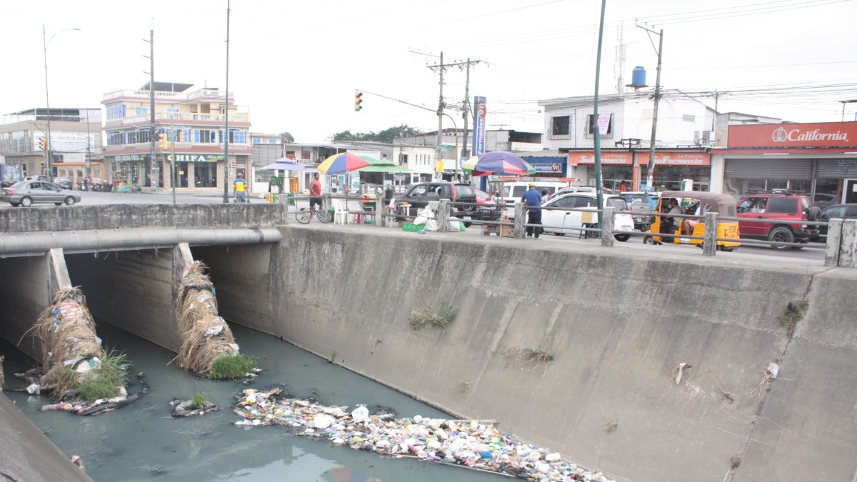 A los habitantes de Mucho Lote 1 y Las Orquídeas, en el norte de la ciudad, les preocupa que los canales de agua lluvia se conviertan en focos de proliferación de mosquitos.